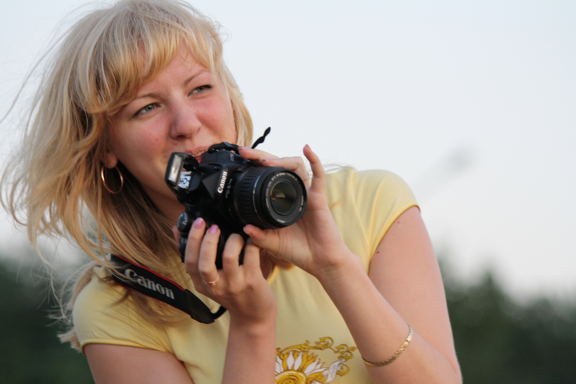 Предлагаем фотографии. Фотоаппарат Canon 1100d люди фотографируют. Наталья Владимировна моя на Canon EOS 1100d. Фото случайных девушек на фотоаппарат Кэнон. Наташу сфоткал на Canon EOS 1100d.